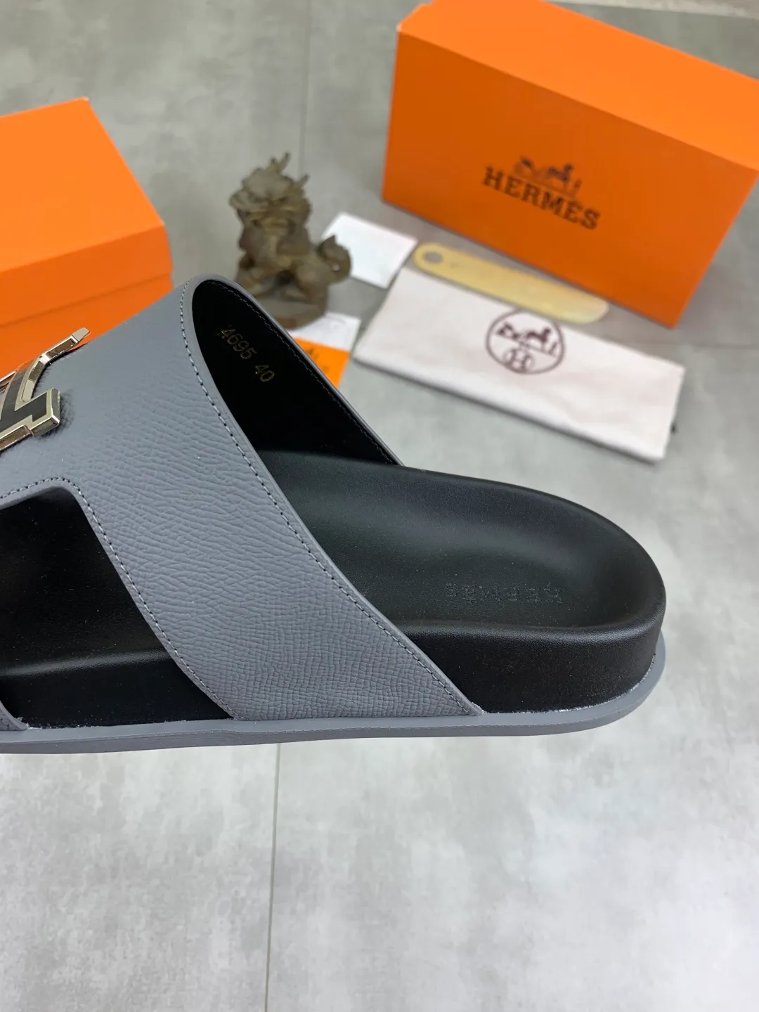 Men's shoes 💰P440 New [HERMES] high-end quality new Hermès slippers, made of imported calfskin, wear-resistant and non-slip rubber outsole. Fashionable and elegant code number: 39-44 (38 45 46 customized)